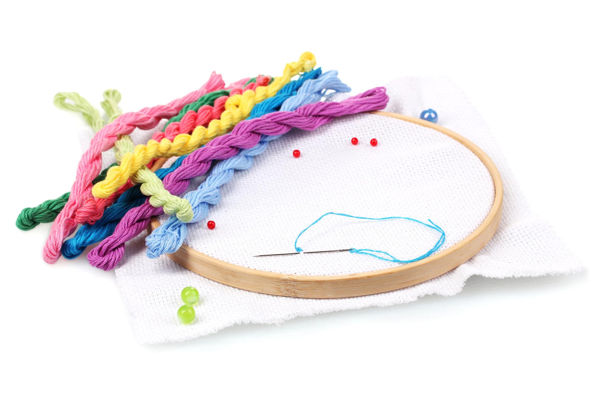 Serie di piccoli ricami su quadratini